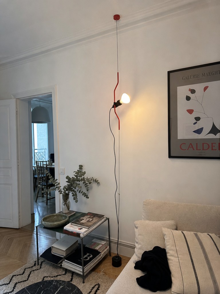 Parentesi lamp naast bank