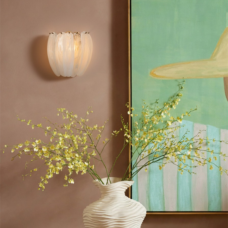 Velora wandlamp met vaas en kunstwerk