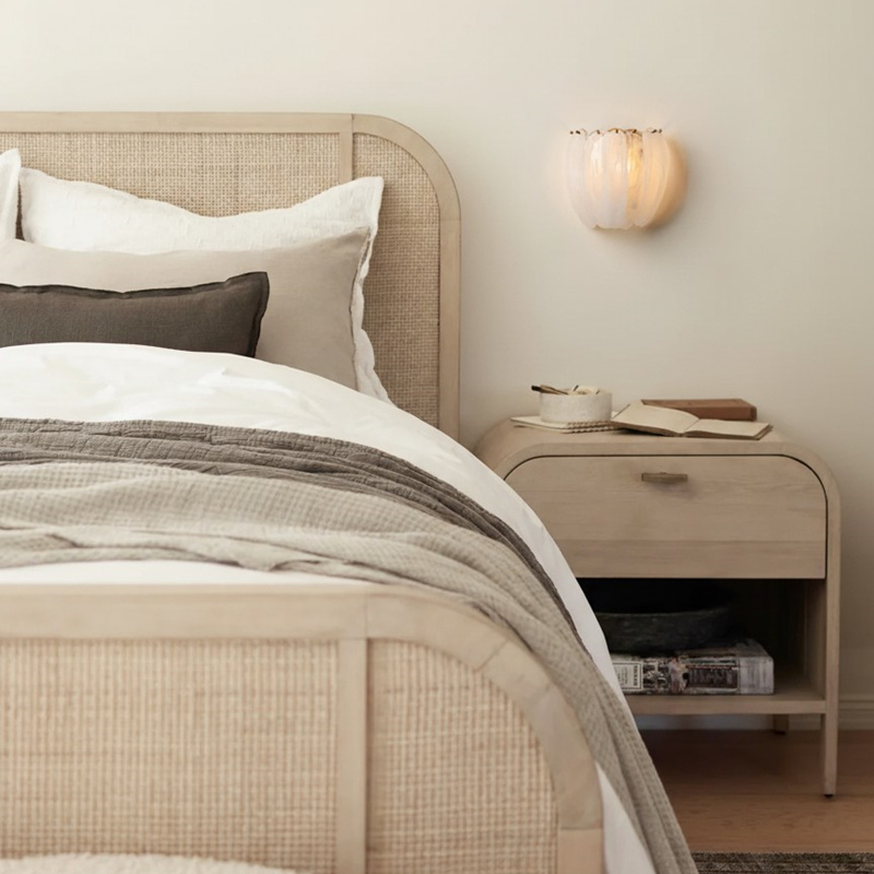 Velora wandlamp bij een bed
