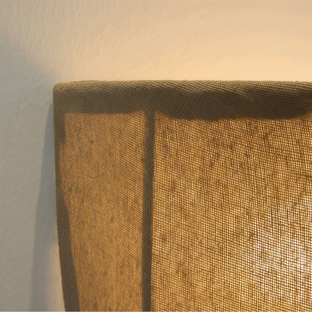 Verlichte linnen kap van de Fablune wandlamp