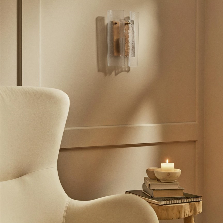 Velora wandlamp bij fauteuil