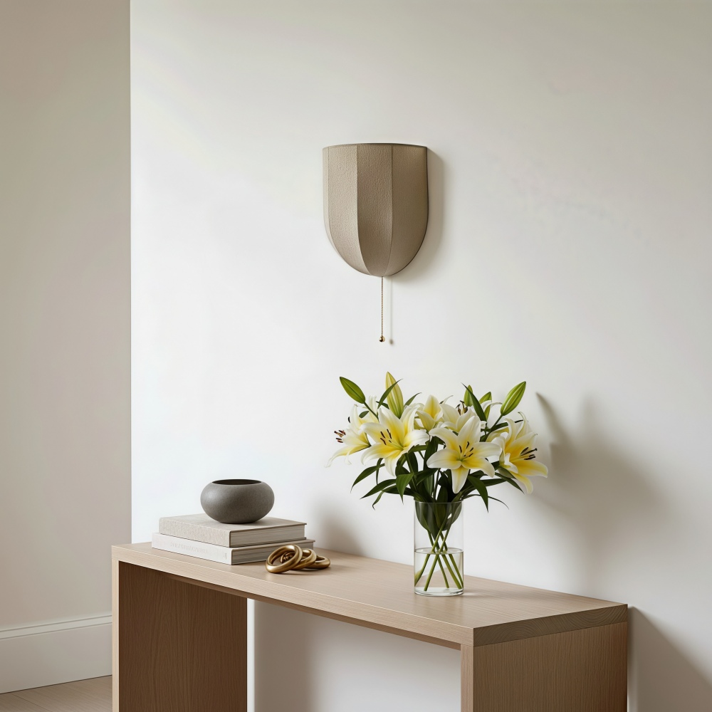 Fablune wandlamp boven een houten kast