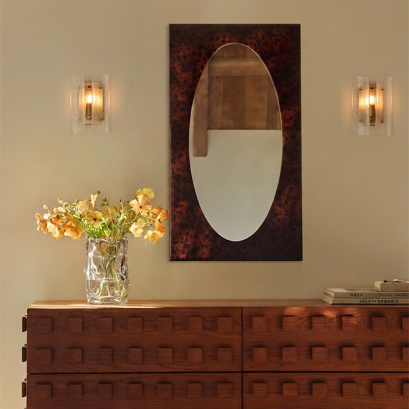 Velora wandlamp naast spiegel