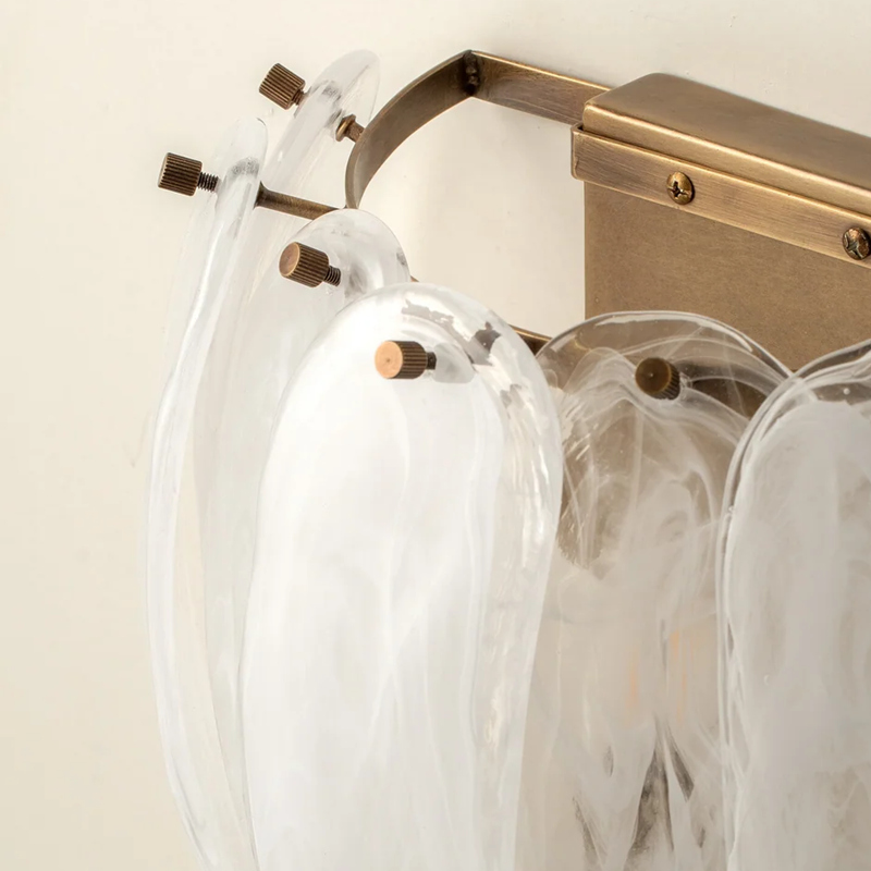 Close-up van Velora wandlamp met messing detail