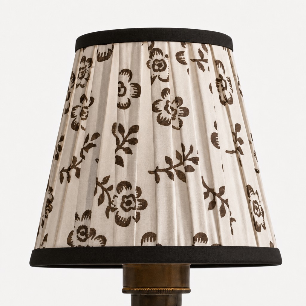 Detail van geplooide stoffen lampenkap