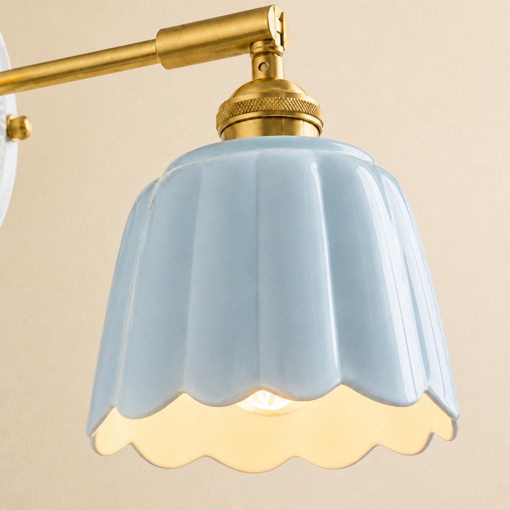 Blauwe keramische bloemkap met warme gloed