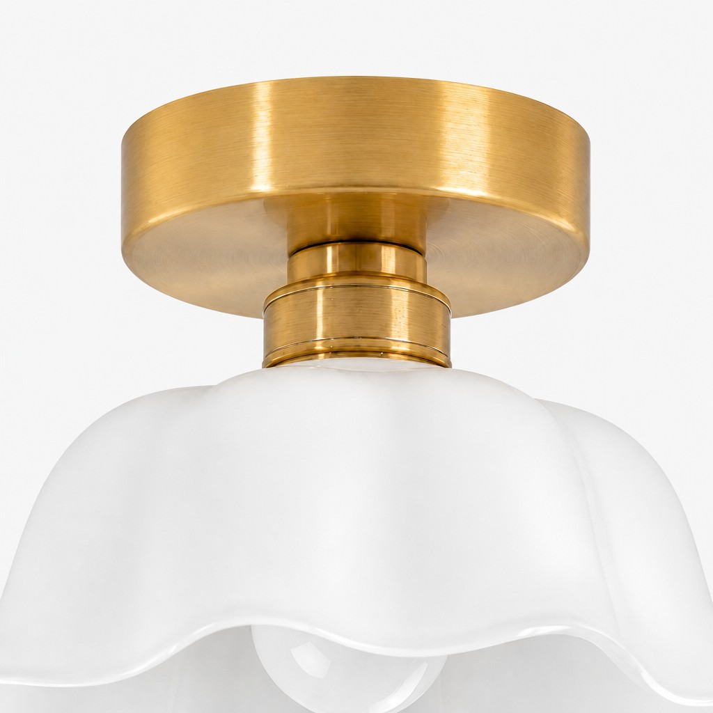 Plafondlamp detail met messing plafondplaat