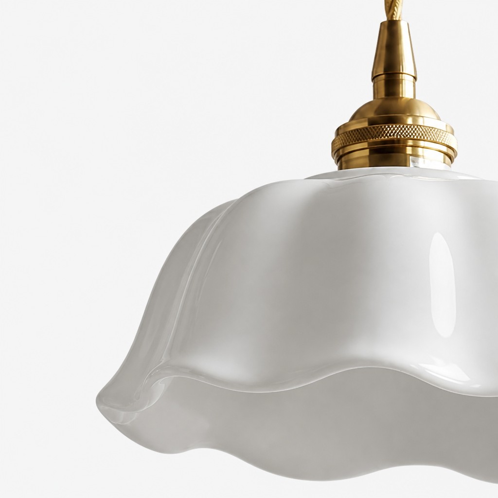 Hanglamp detail met witte keramische kap en messing afwerking