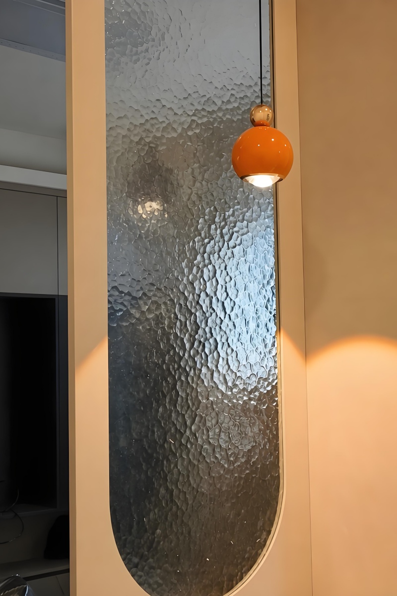 Glintap lamp in een modern interieur