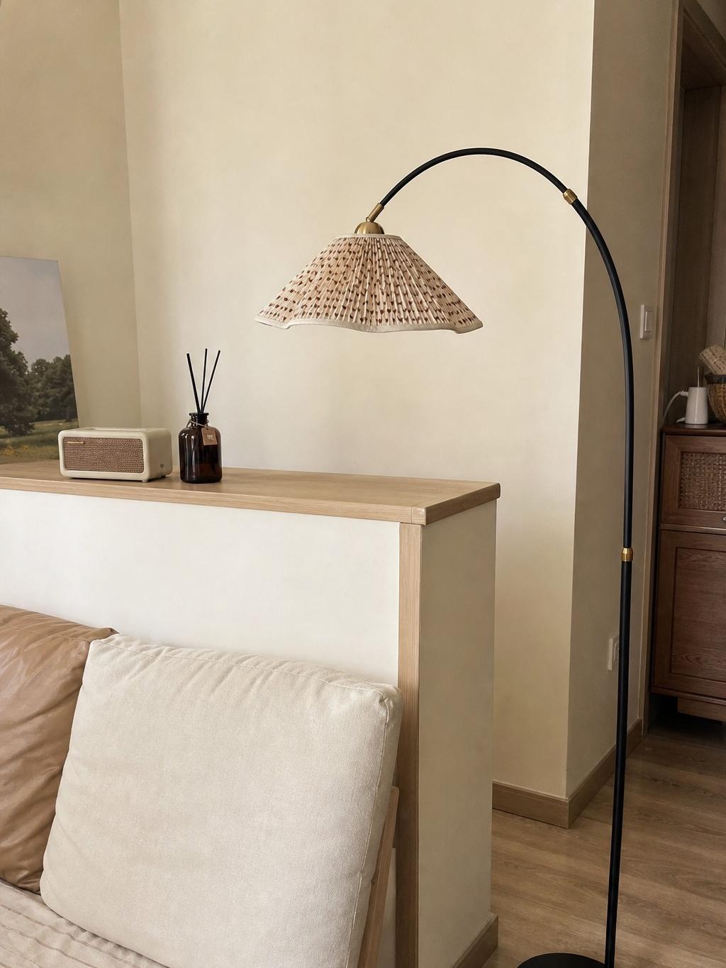 Elegante florale zwanenhals vloerlamp in huiselijke toepassing