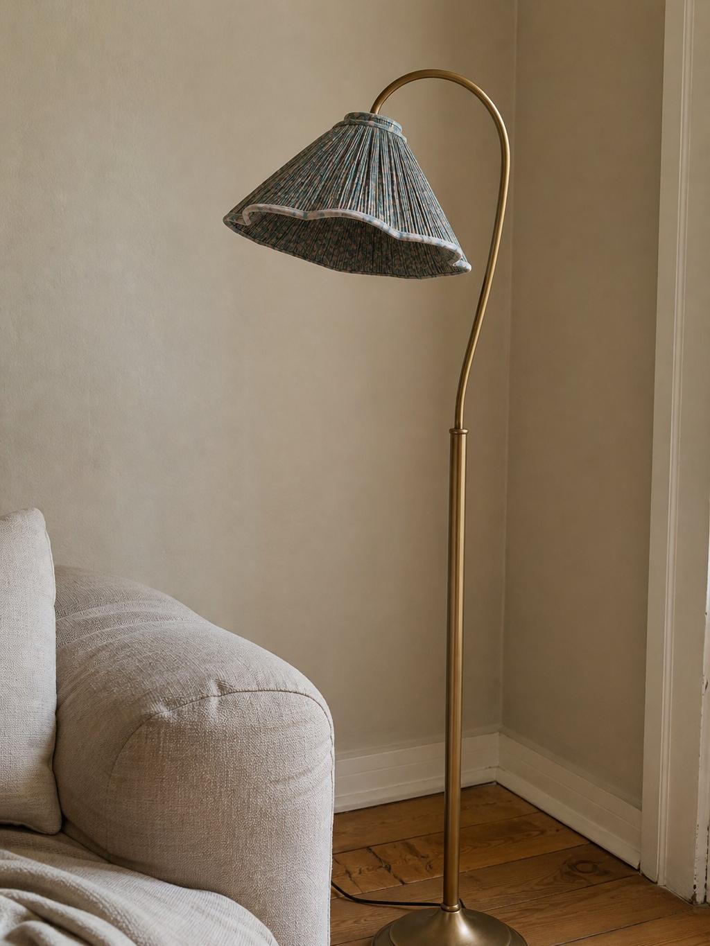 Florale vloerlamp als sfeerverlichting in een rustige hoek