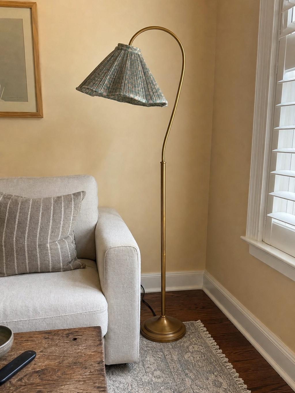 Veslin vloerlamp met florale kap in een echte woonruimte