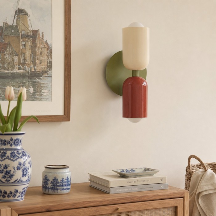 Wandlamp met op- en neerwaarts licht die een rustige architectonische gloed op een effen muur cre毛ert.