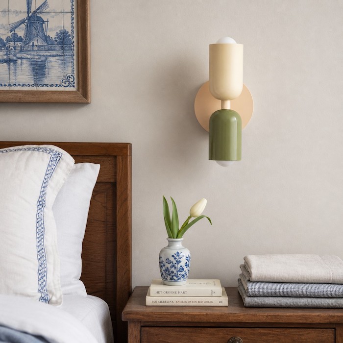 Wandlampen in een slaapkamer die een rustige, herhaalde lichtgloed langs de muur cre毛ren.
