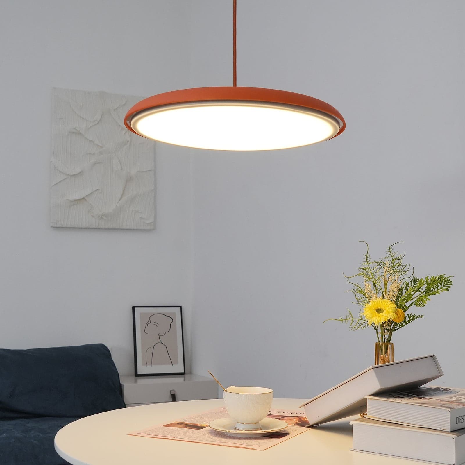 Oranje hanglamp boven tafel