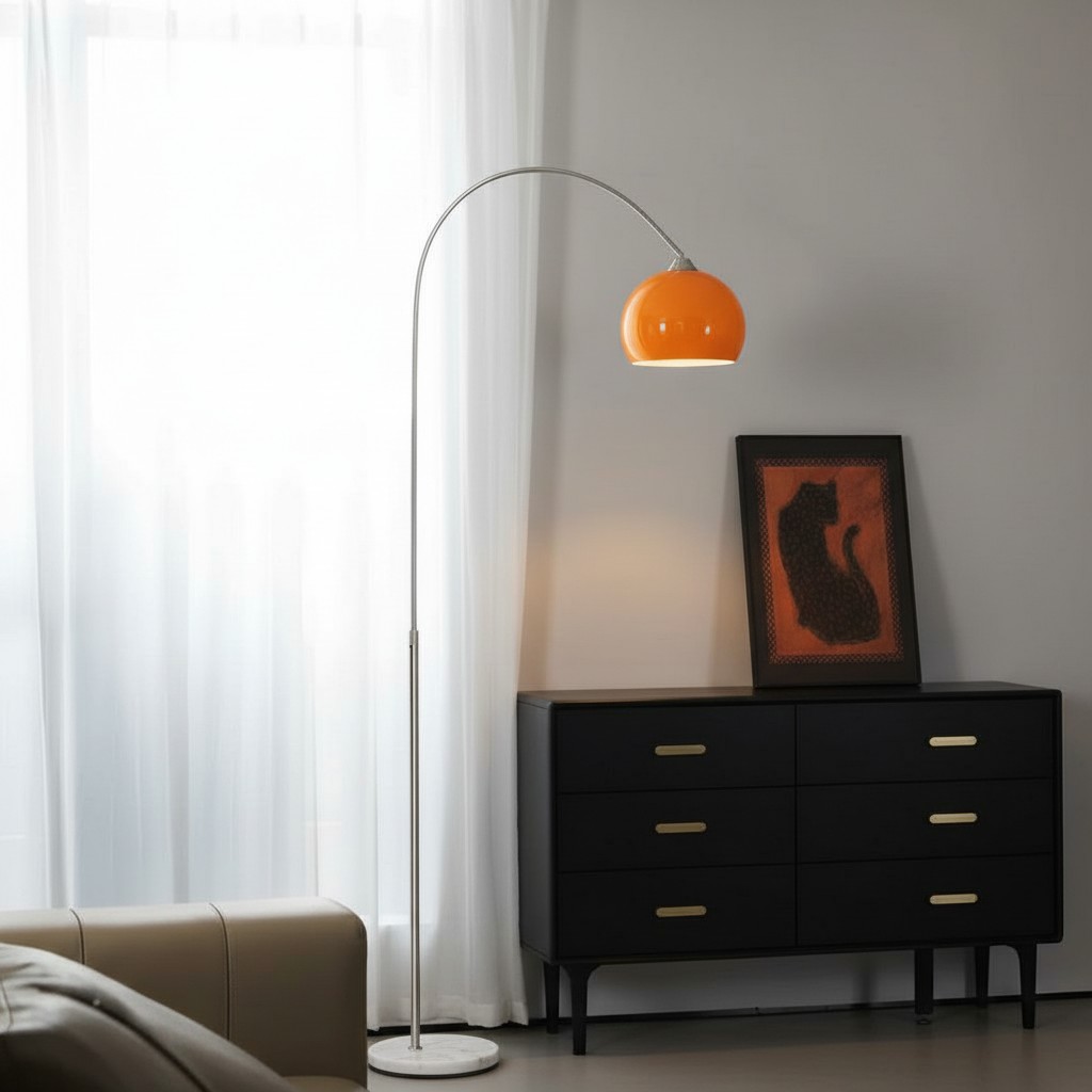 Arc vloerlamp bij kast