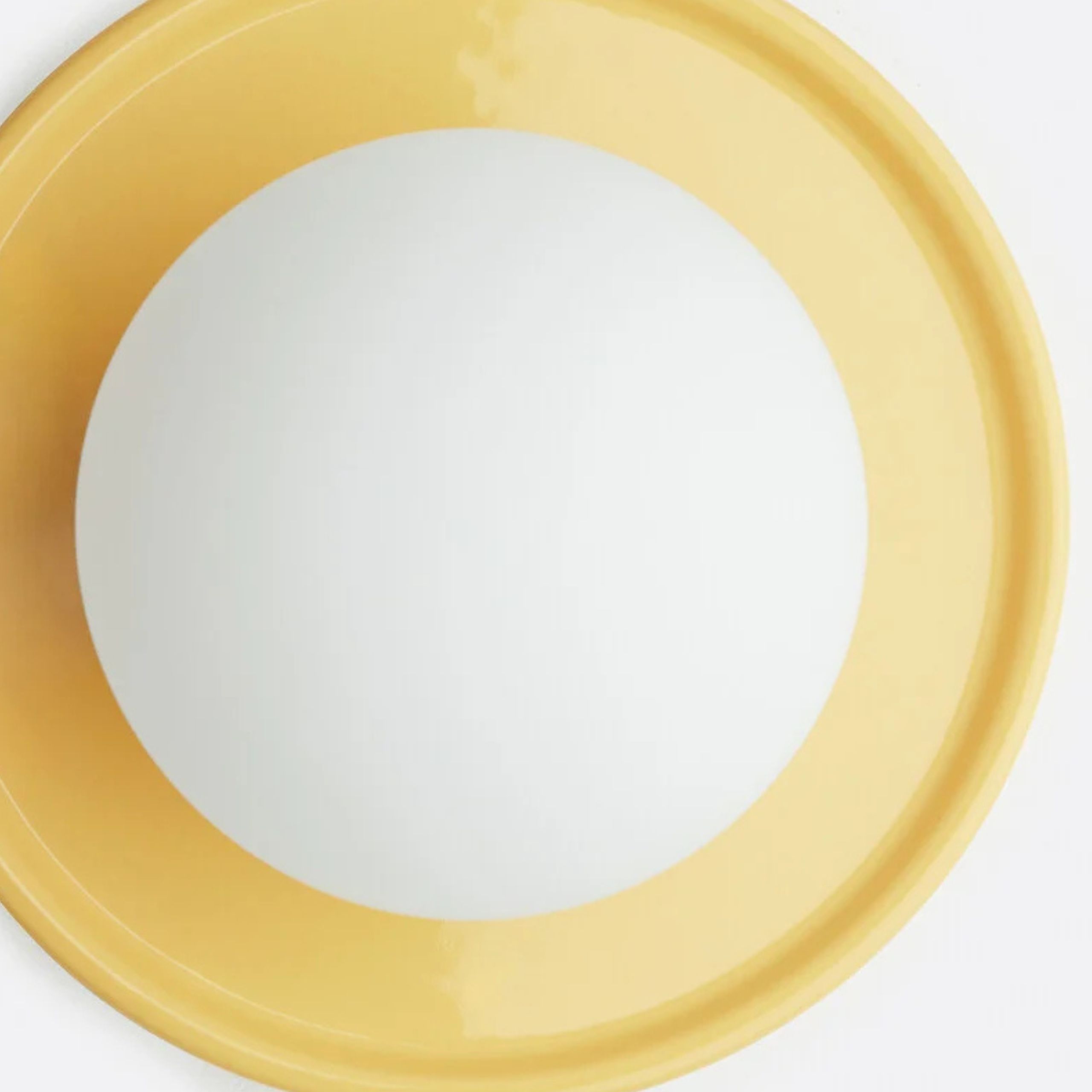 Vooraanzicht van de ronde gele Solna wandlamp