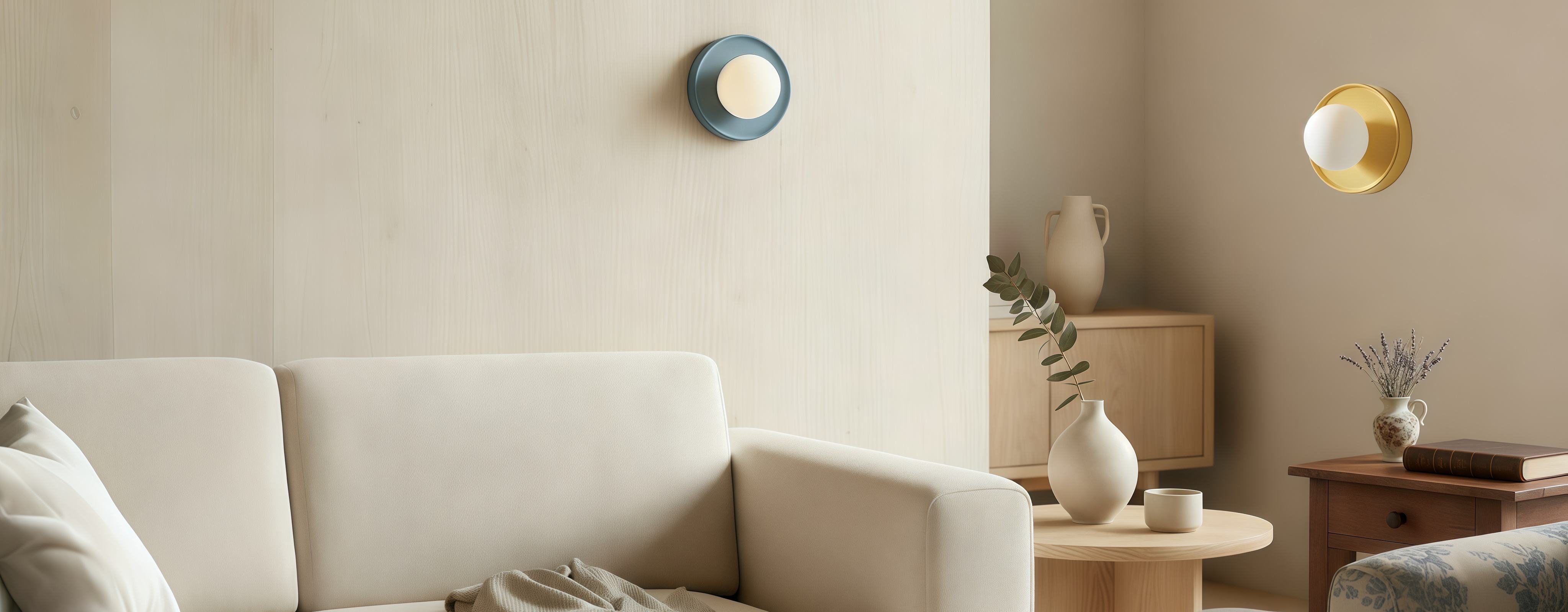 Solna wandlamp in blauwe en gele afwerking in een woonkamer