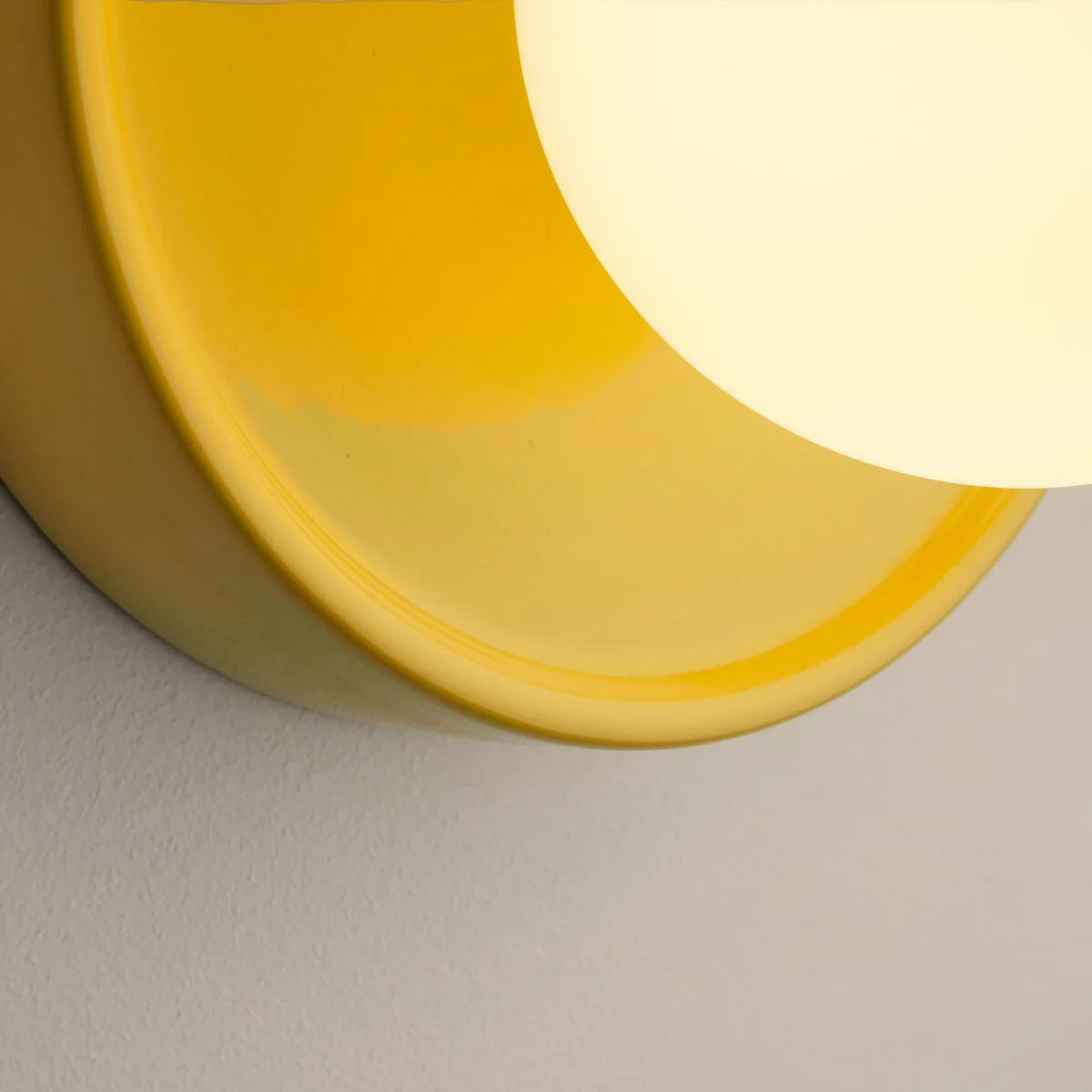 Detail van de gele afwerking en frosted globe