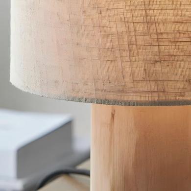 Close-up van de linnen lampenkap en houten voet