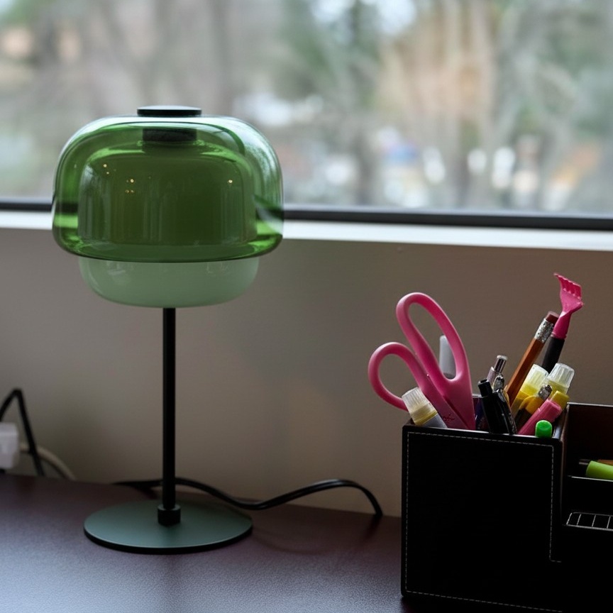 Groene Clinco tafellamp op tafel