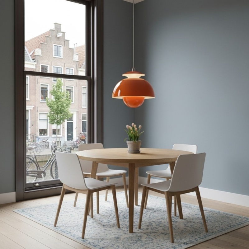 Orin oranje hanglamp bij eettafel