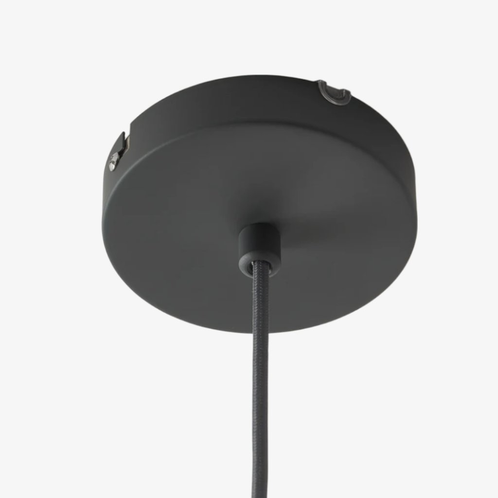 Detail van de ronde plafondkap van de Lumifil hanglamp
