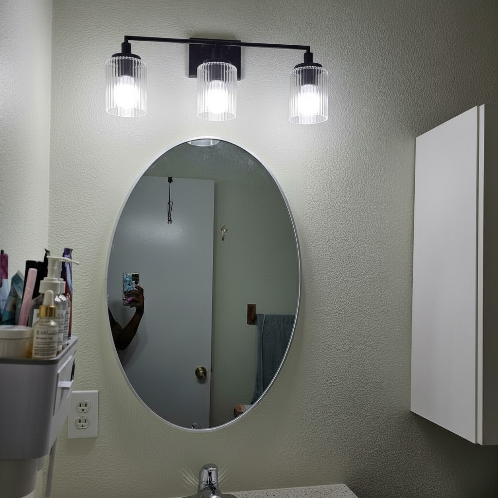 Klantfoto van Lirra wandlamp boven een ronde badkamerspiegel