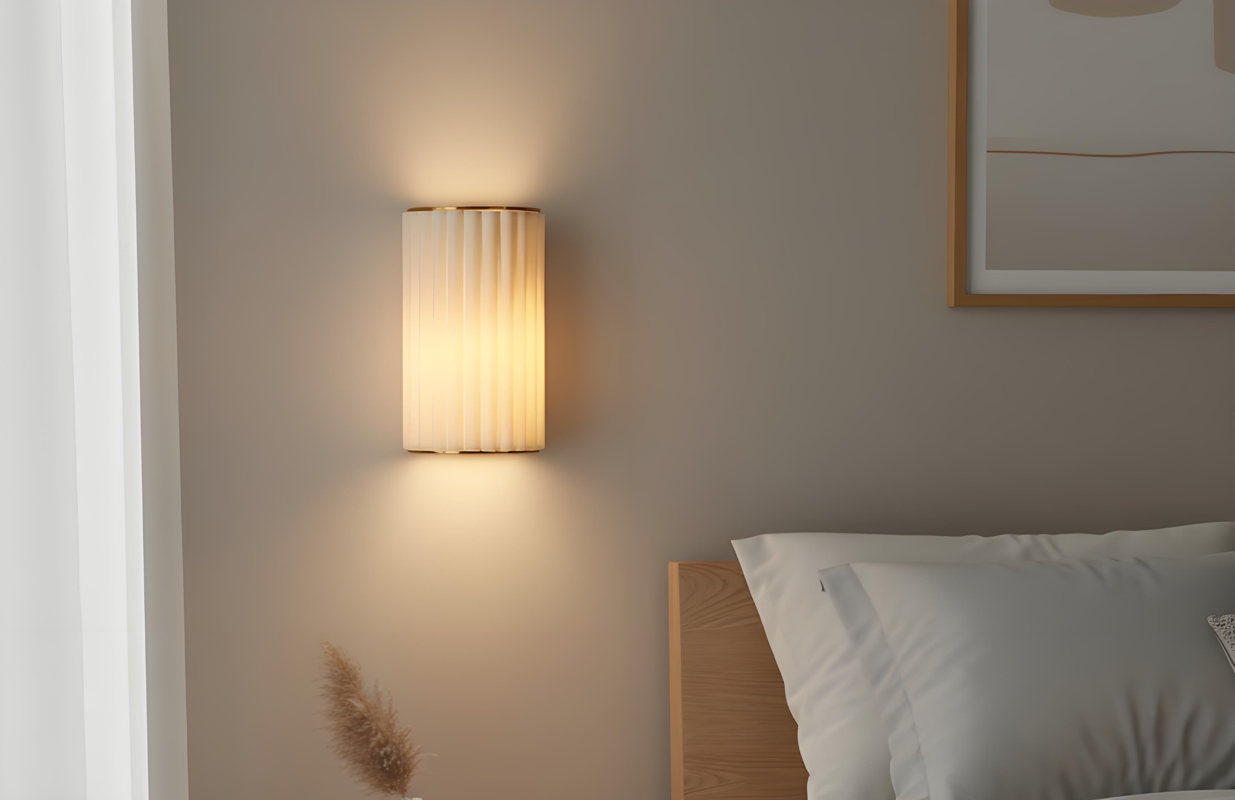 Duova Scalloped Wall Lamp in een warme slaapkameromgeving