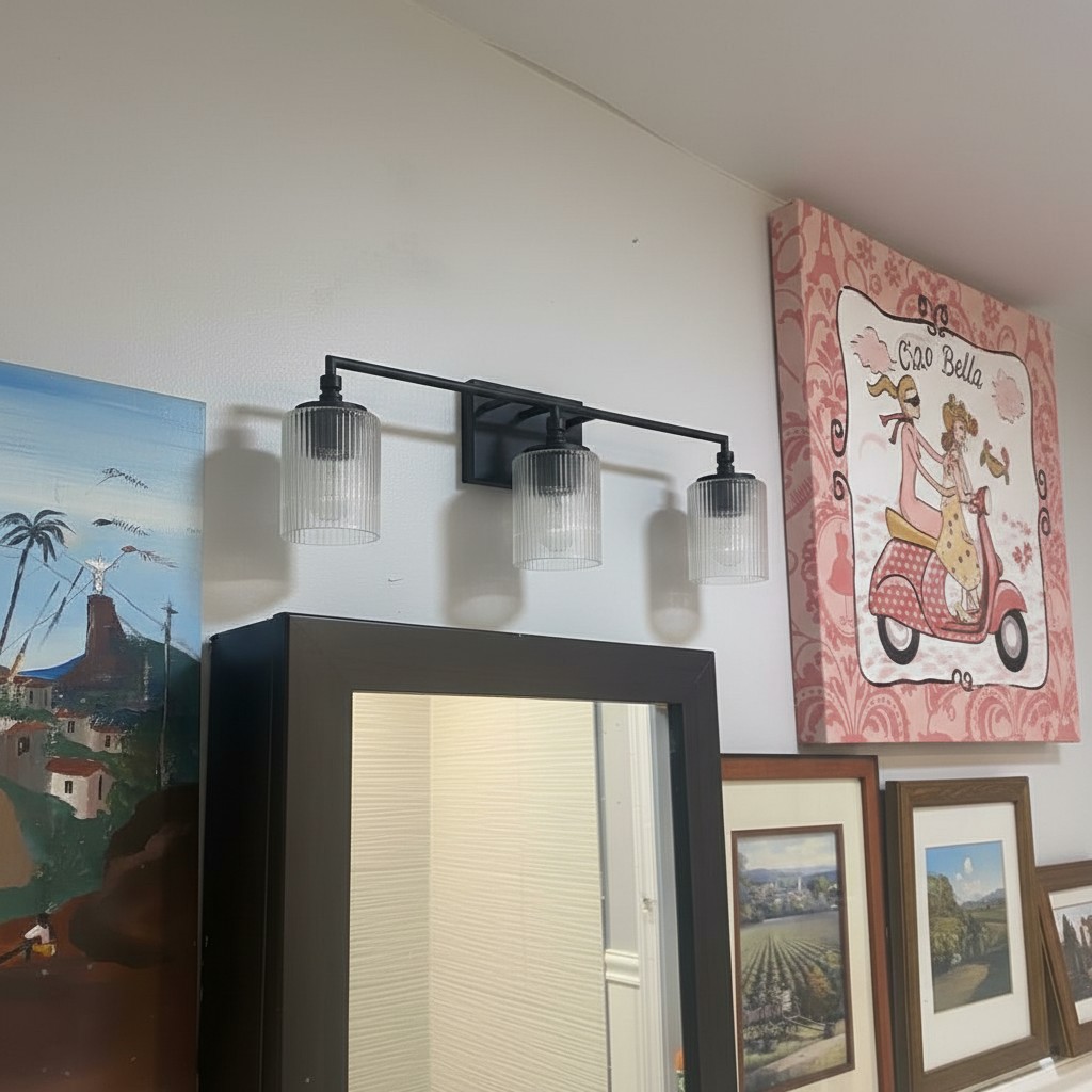 Klantfoto van Lirra wandlamp boven een spiegel