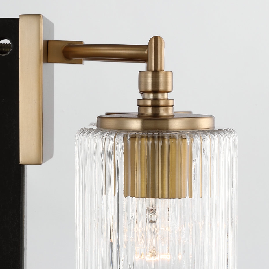 Zijaanzicht van Lirra wandlamp met geribbelde glazen kap