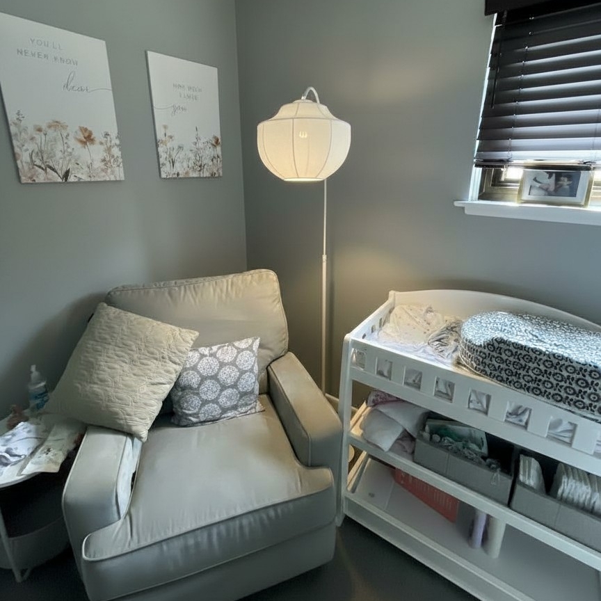 Klantfoto van de Lumifil boogvloerlamp naast een fauteuil