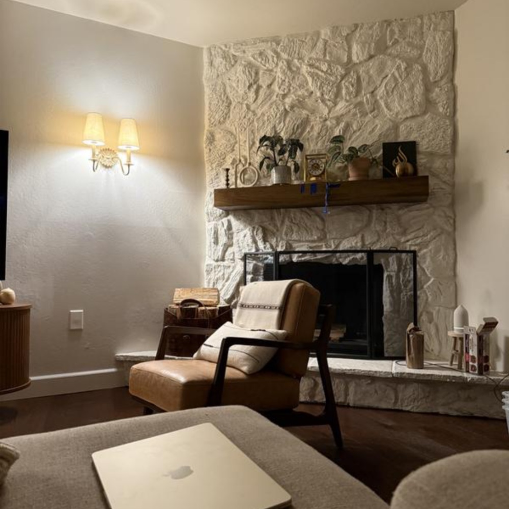 Klantfoto met Duova wandlamp bij haard