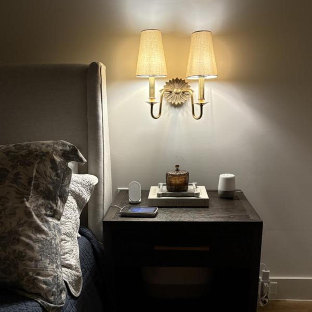 Klantfoto met Duova wandlamp naast bed