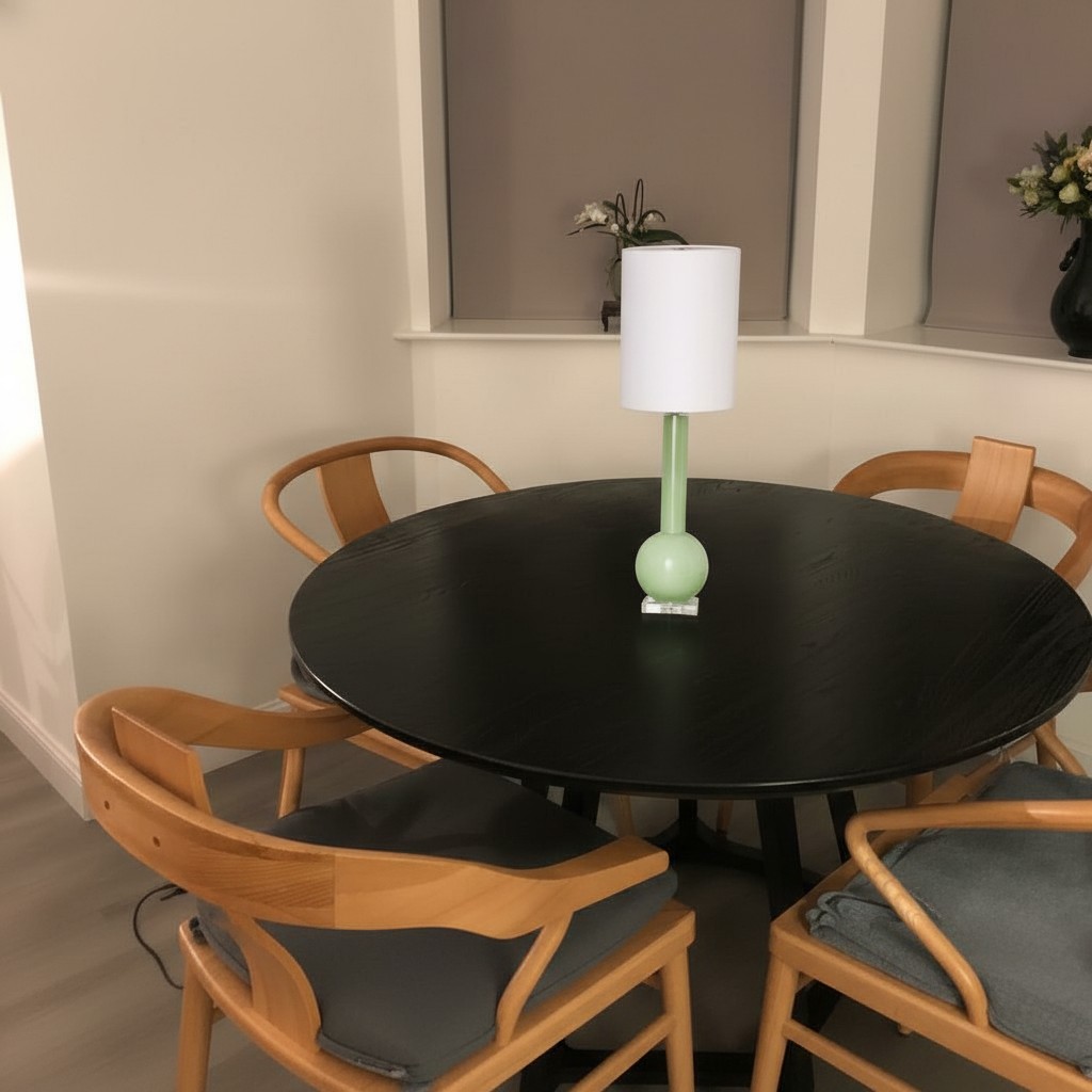 Savara tafellamp op een ronde tafel