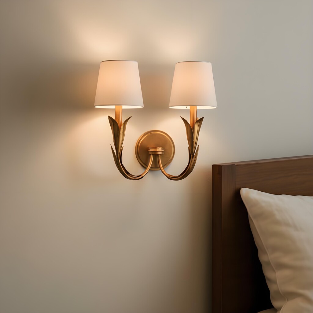 Duova wandlamp boven een nachtkastje