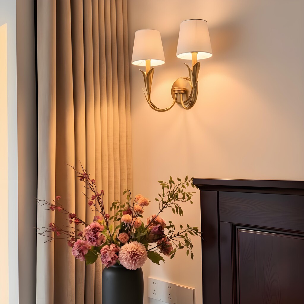 Duova wandlamp bij gordijnen en bloemen