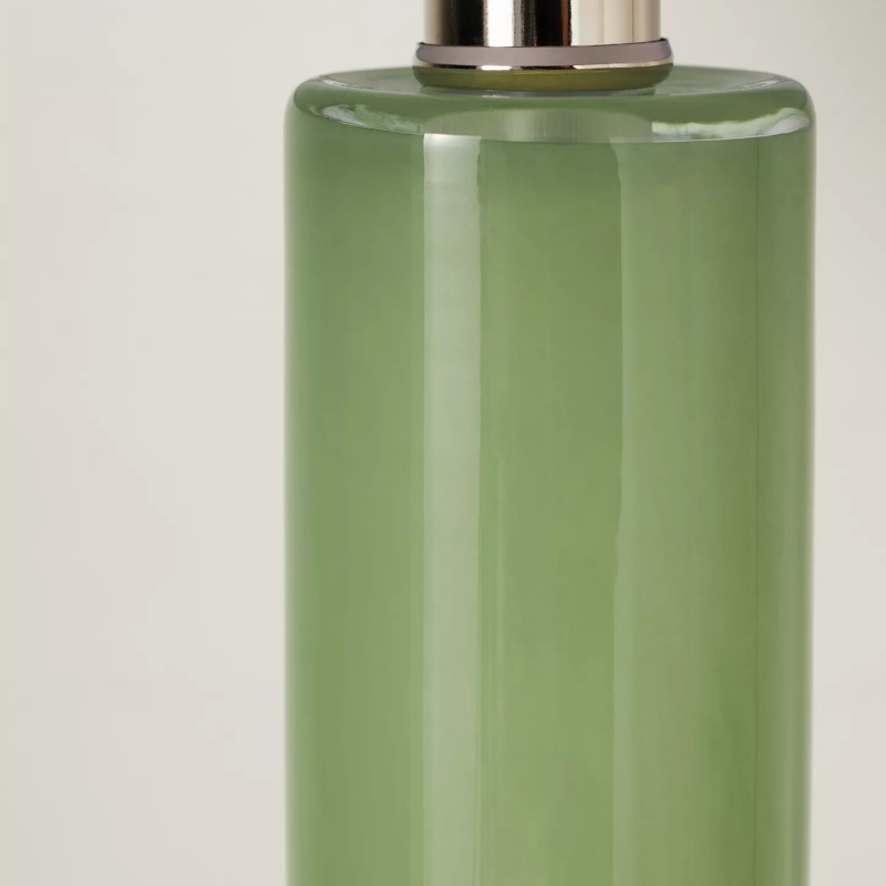 Detail van de groene glazen kolom