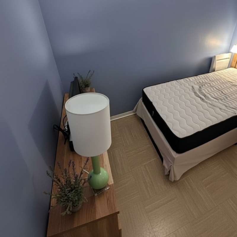 Savara tafellamp naast een bed