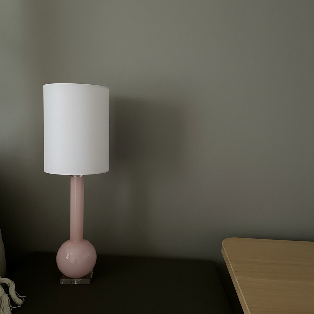 Savara tafellamp op een donkere tafel