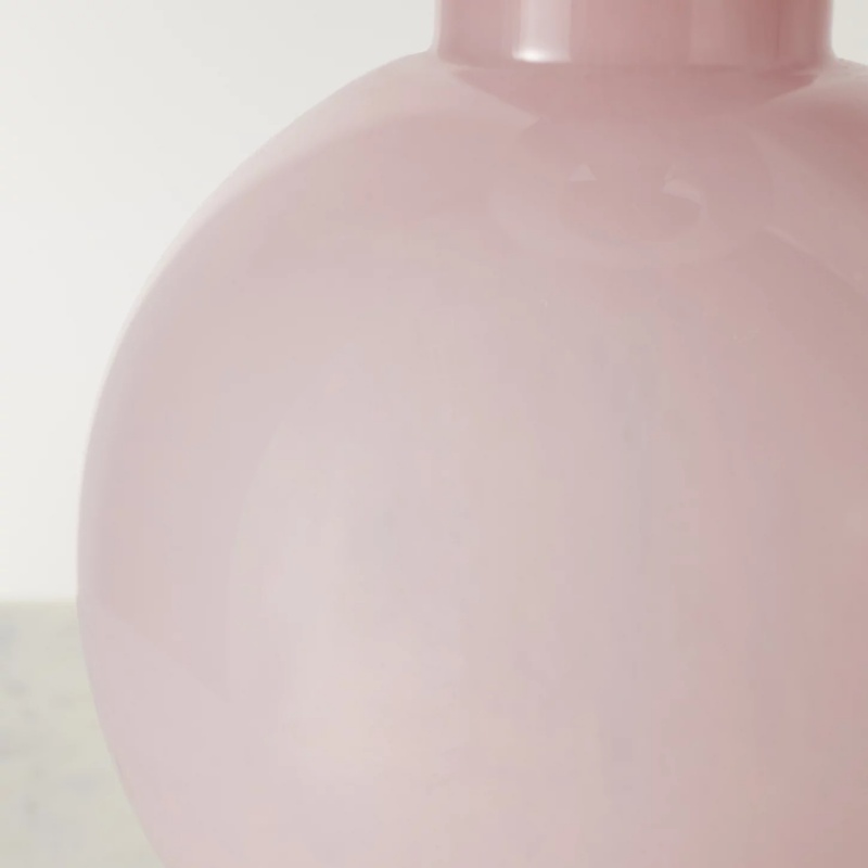 Detail van de roze glazen voet