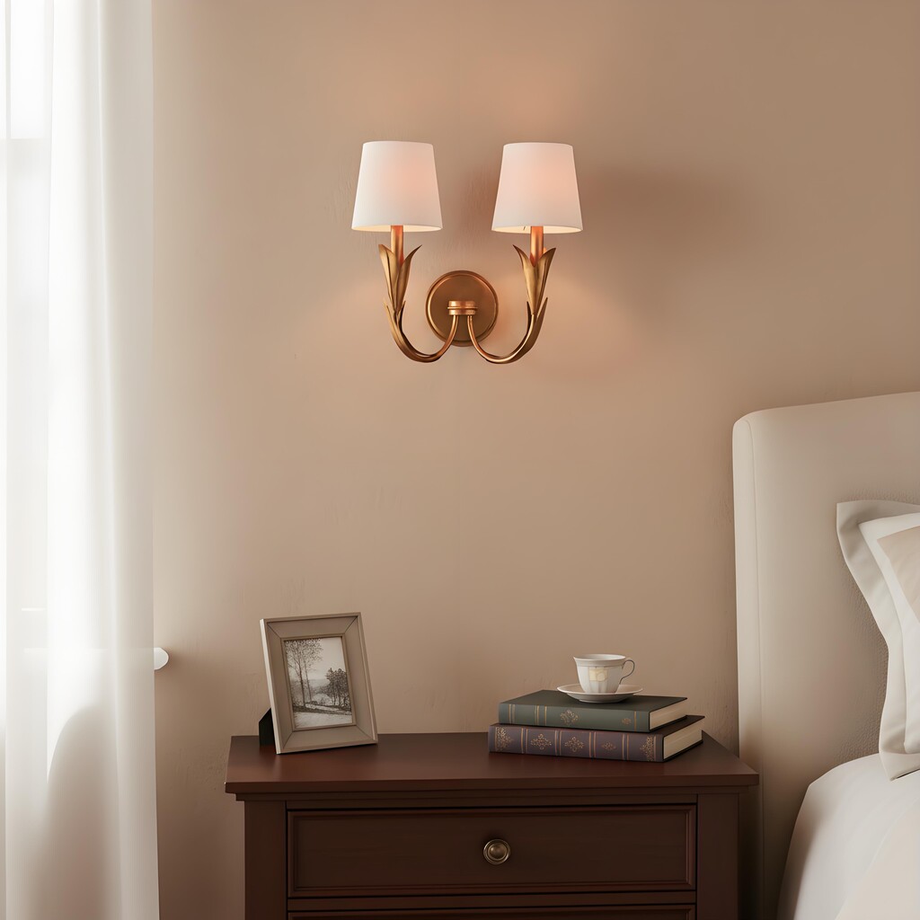 Duova wandlamp naast het bed