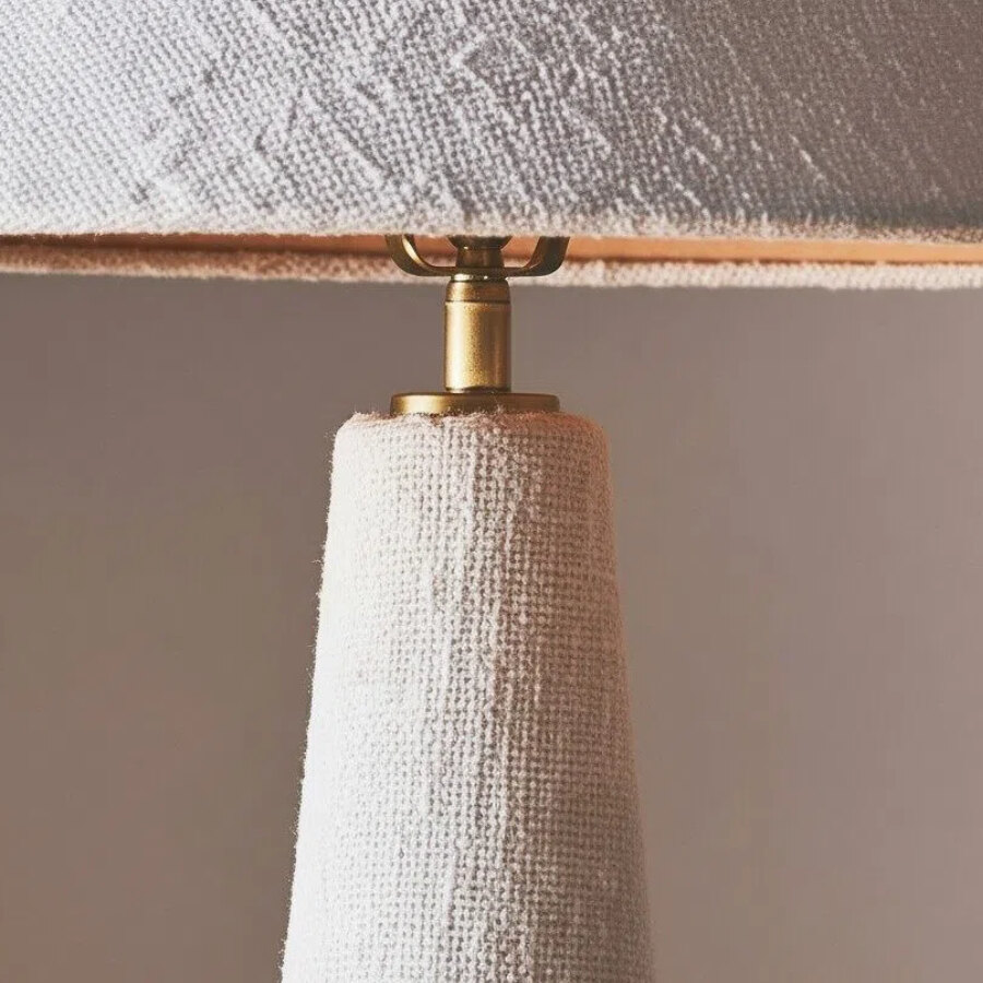 Detail van de kap en messing hals