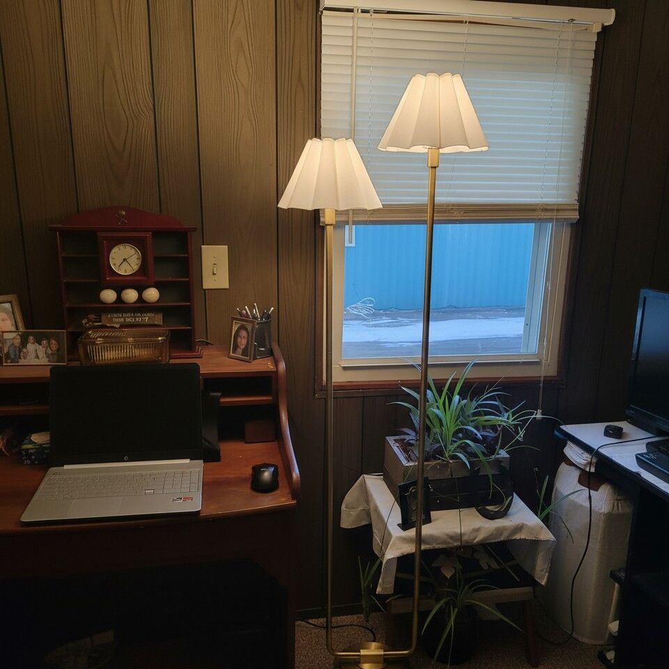 Klantfoto van de Duova vloerlamp in een werkkamer