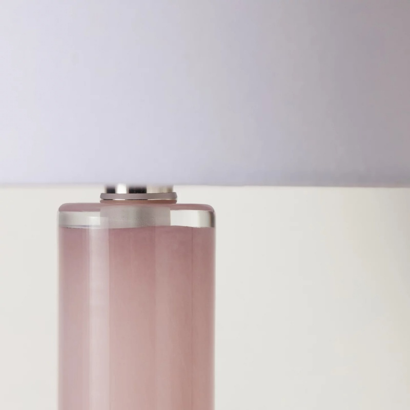Detail van de stoffen kap en roze glazen kolom