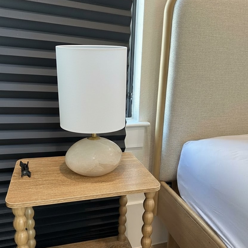 Albi tafellamp op houten tafel
