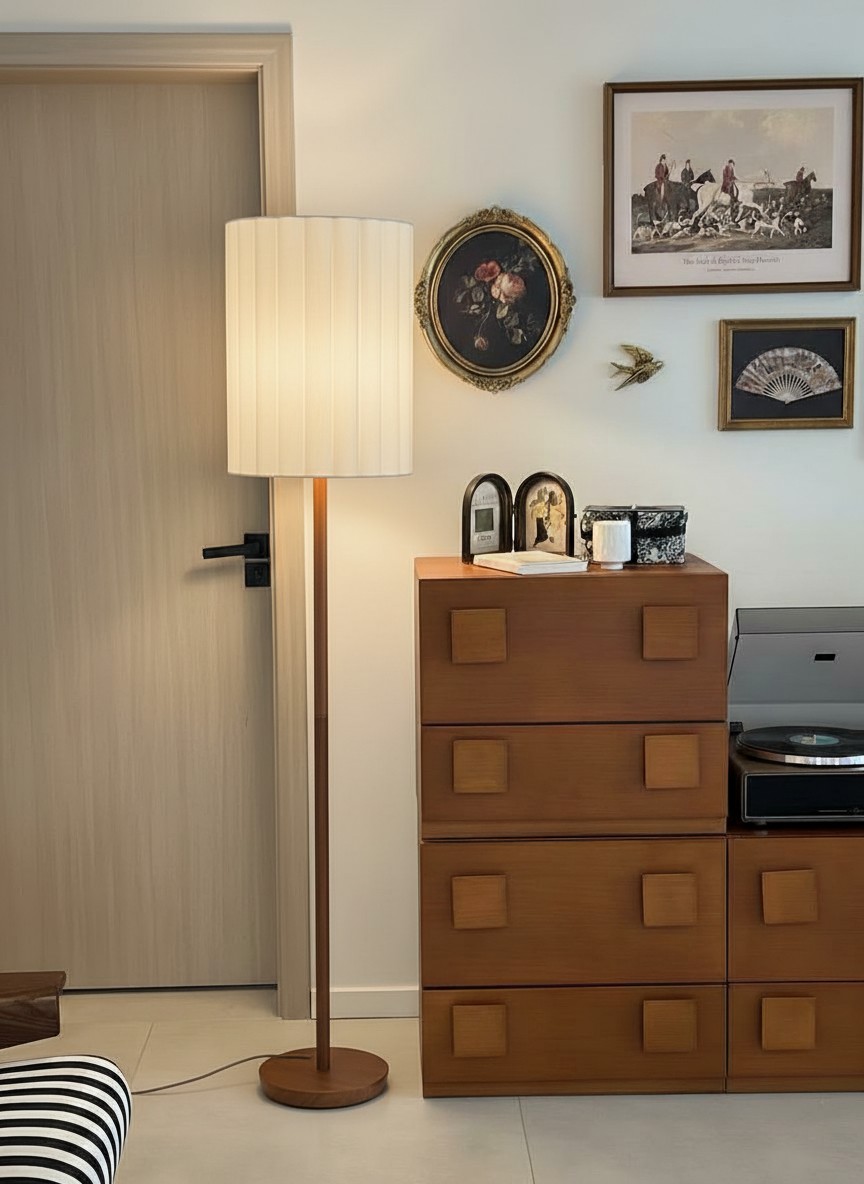 Klantfoto van Linbron vloerlamp bij een ladekast