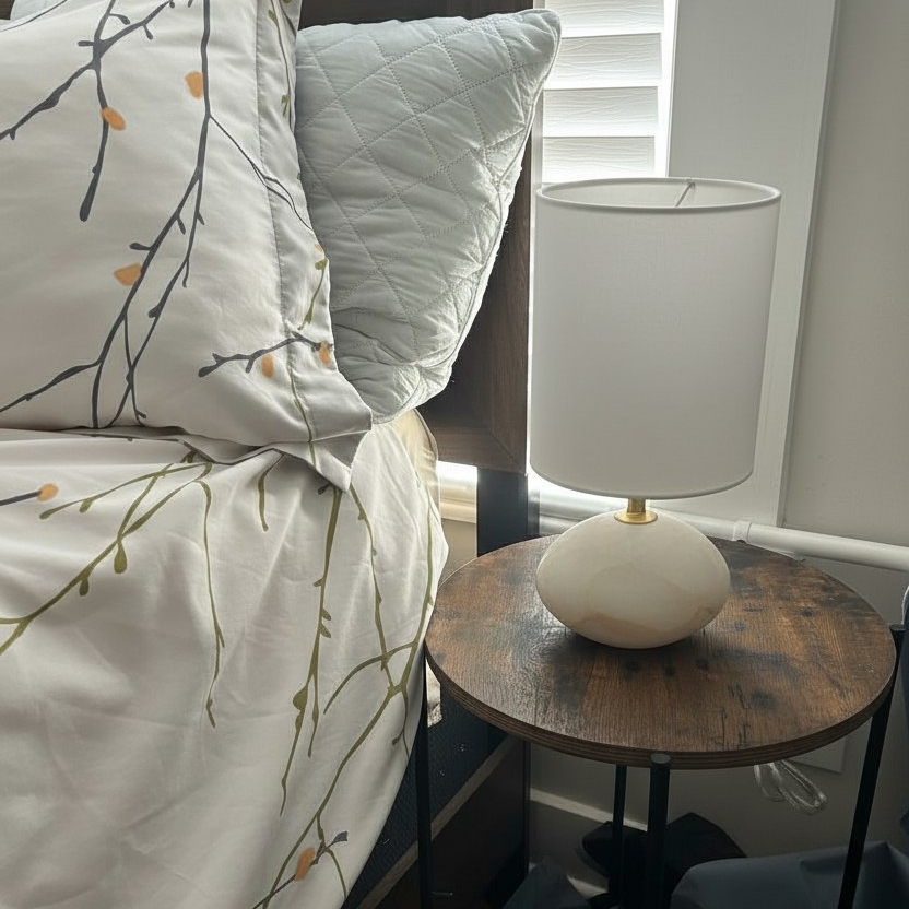 Albi tafellamp bij een bed
