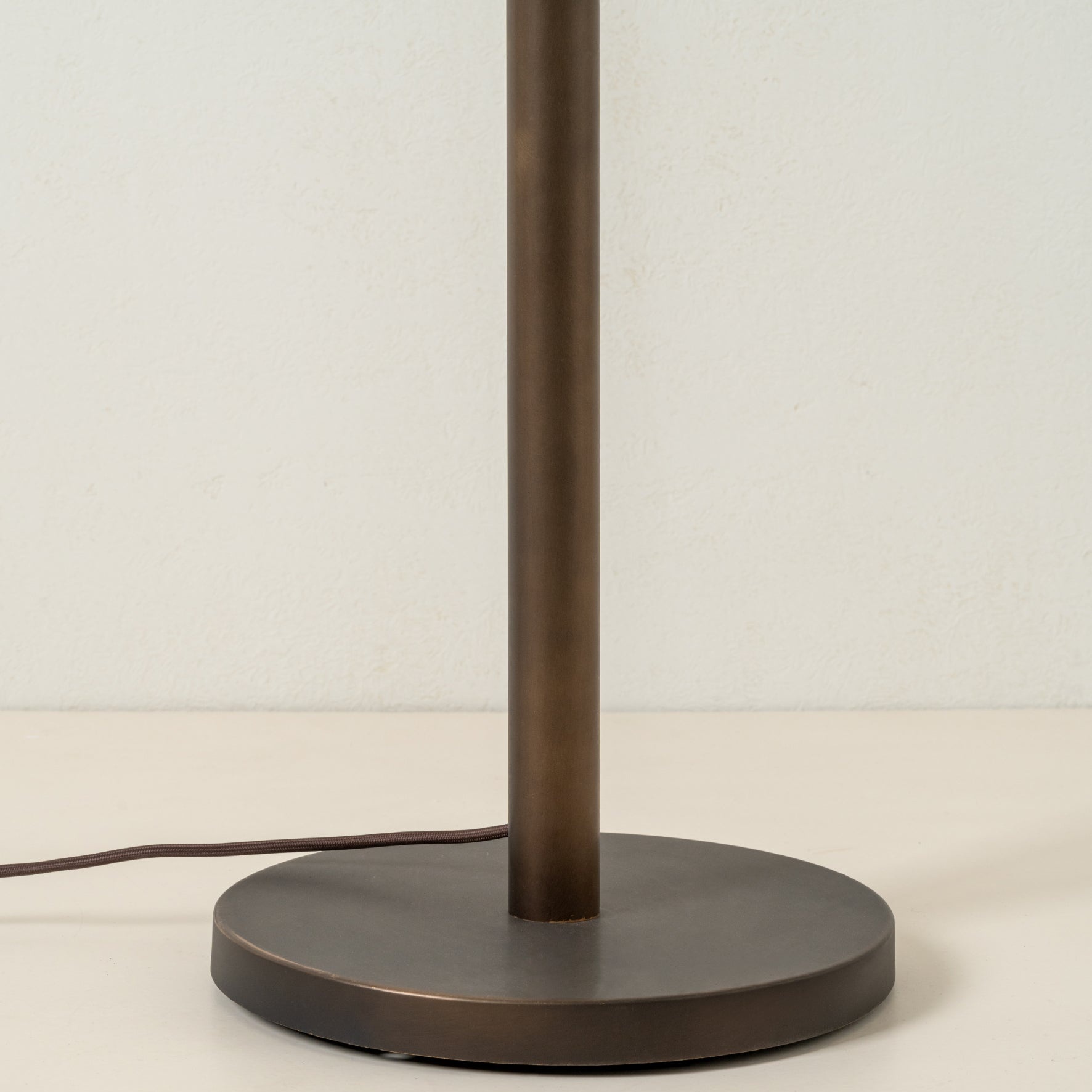 Detail van de metalen voet en het snoer van de Cavilon lamp