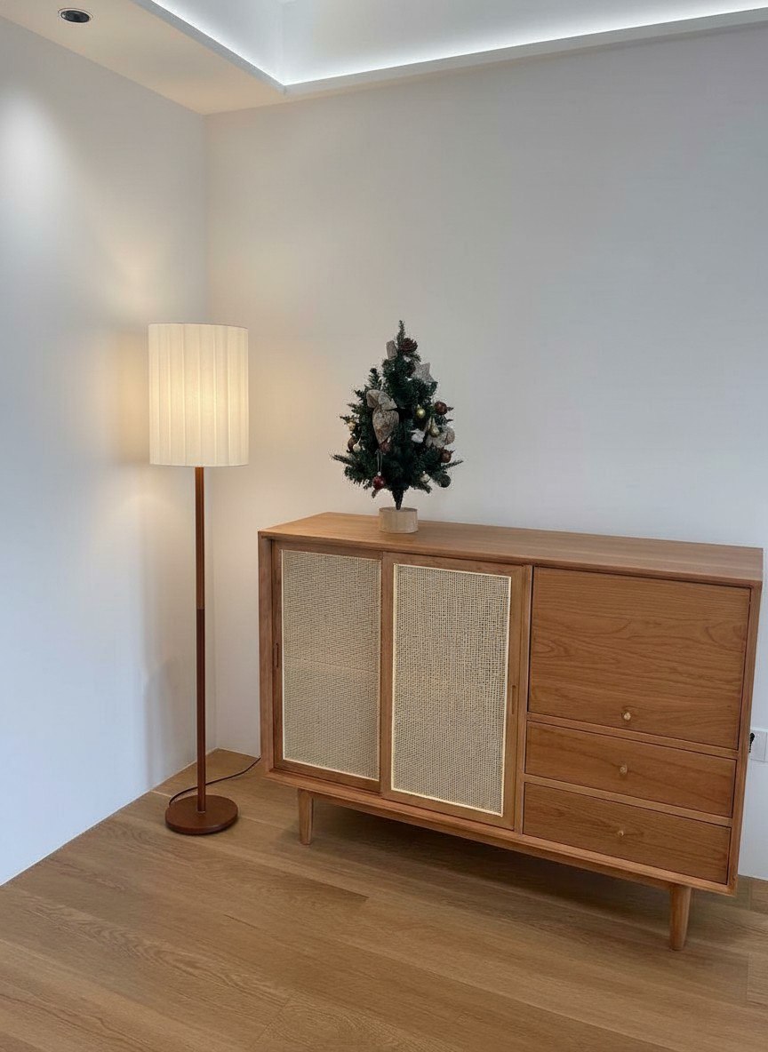 Klantfoto van Linbron vloerlamp naast een kast